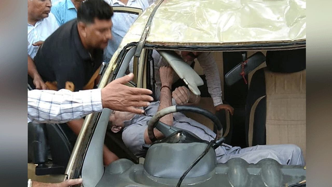 बेटी की शादी से पिता को लगा ऐसा सदमा, वो बर्दाश्त नहीं कर पाया और पत्नी बेटे लेकर चला गया मरने बेटी की शादी से पिता को लगा ऐसा सदमा, वो बर्दाश्त नहीं कर पाया और पत्नी बेटे लेकर चला गया मरने