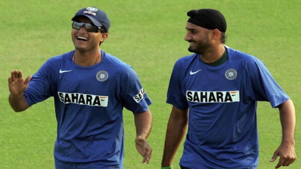 అప్పుడు ధోనీ... ఇప్పుడు కోహ్లీ... గంగూలీ సారధ్యంపై భజ్జీ కామెంట్స్ అప్పుడు ధోనీ... ఇప్పుడు కోహ్లీ... గంగూలీ సారధ్యంపై భజ్జీ కామెంట్స్