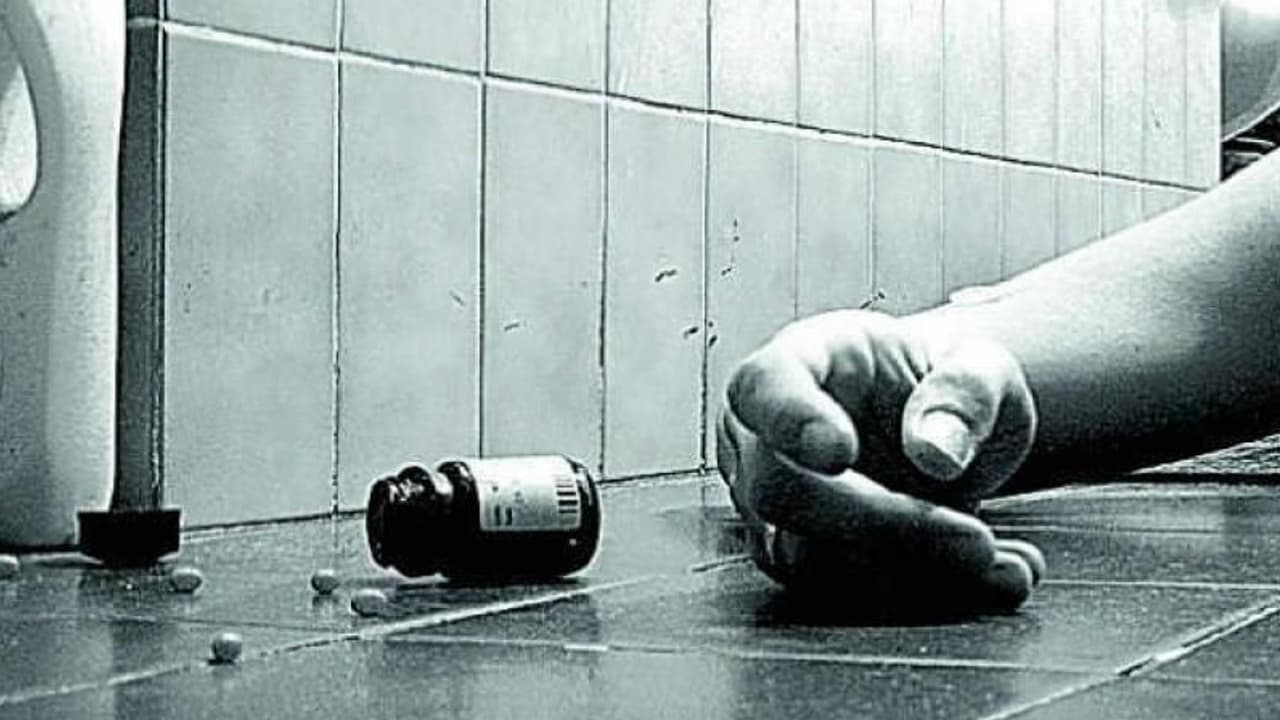 கையைப்பிடித்து இழுத்து... செல்ஃபி எடுத்து... இளைஞரின் நாடகக் காதலால் கல்லூரி மாணவி எடுத்த பகீர் முடிவு..! கையைப்பிடித்து இழுத்து... செல்ஃபி எடுத்து... இளைஞரின் நாடகக் காதலால் கல்லூரி மாணவி எடுத்த பகீர் முடிவு..!