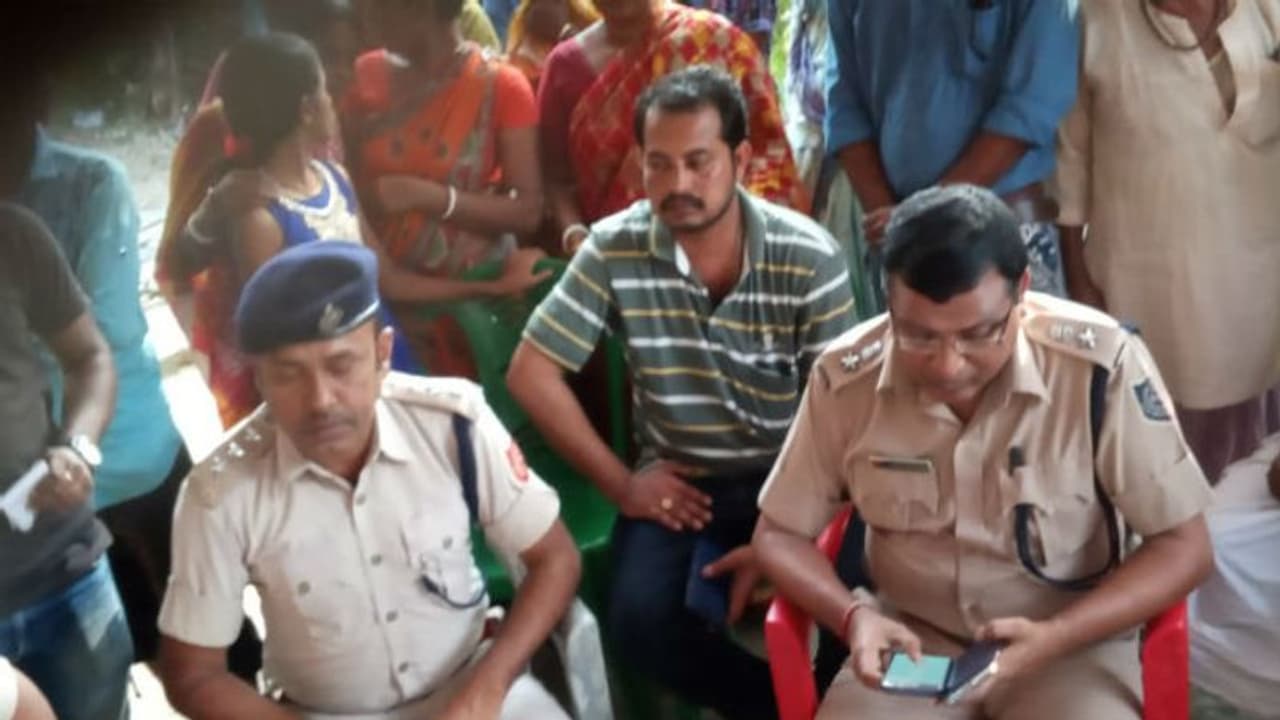 নিহত ভিলেজ পুলিশকর্মীর পরিবারকে দুই লক্ষ টাকার চেক, চাকরির আশ্বাস মুখ্যমন্ত্রীর নিহত ভিলেজ পুলিশকর্মীর পরিবারকে দুই লক্ষ টাকার চেক, চাকরির আশ্বাস মুখ্যমন্ত্রীর