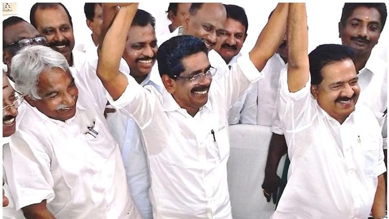 കെപിസിസി പുനസംഘടന: ഭാരവാഹികളുടെ എണ്ണം 25 ല് ഒതുങ്ങും, ദില്ലിയില് ചര്ച്ചകള് തുടരുന്നു കെപിസിസി പുനസംഘടന: ഭാരവാഹികളുടെ എണ്ണം 25 ല് ഒതുങ്ങും, ദില്ലിയില് ചര്ച്ചകള് തുടരുന്നു