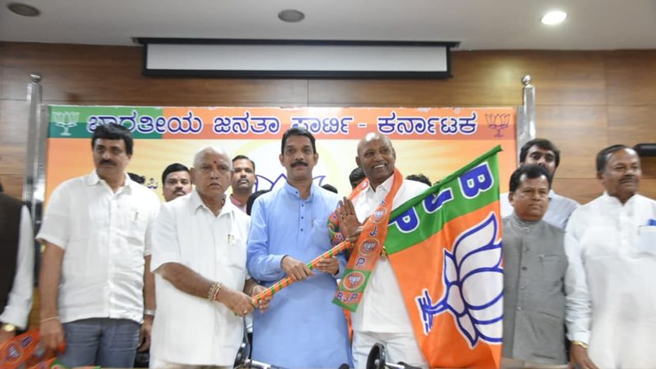 ಮಾತೃ ಪಕ್ಷಕ್ಕೆ ವಿಜಯ್ ಶಂಕರ್ ವಾಪಸ್: ಹುಣಸೂರಿನಲ್ಲಿ ಬಿಜೆಪಿಗೆ ಫಸ್ಟ್ ಕ್ಲಾಸ್ ಮಾತೃ ಪಕ್ಷಕ್ಕೆ ವಿಜಯ್ ಶಂಕರ್ ವಾಪಸ್: ಹುಣಸೂರಿನಲ್ಲಿ ಬಿಜೆಪಿಗೆ ಫಸ್ಟ್ ಕ್ಲಾಸ್