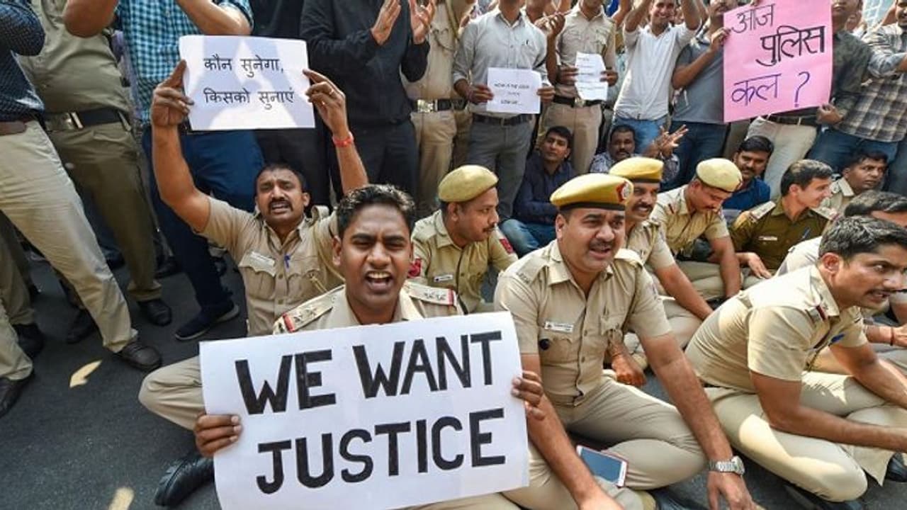 ವಕೀಲರ ವಿರುದ್ಧ ಸಿಡಿದೆದ್ದ ದಿಲ್ಲಿ ಪೊಲೀಸರು; ಕರ್ತವ್ಯಕ್ಕೆ ಹಾಜರಾಗದೇ ಪ್ರತಿಭಟನೆ ವಕೀಲರ ವಿರುದ್ಧ ಸಿಡಿದೆದ್ದ ದಿಲ್ಲಿ ಪೊಲೀಸರು; ಕರ್ತವ್ಯಕ್ಕೆ ಹಾಜರಾಗದೇ ಪ್ರತಿಭಟನೆ