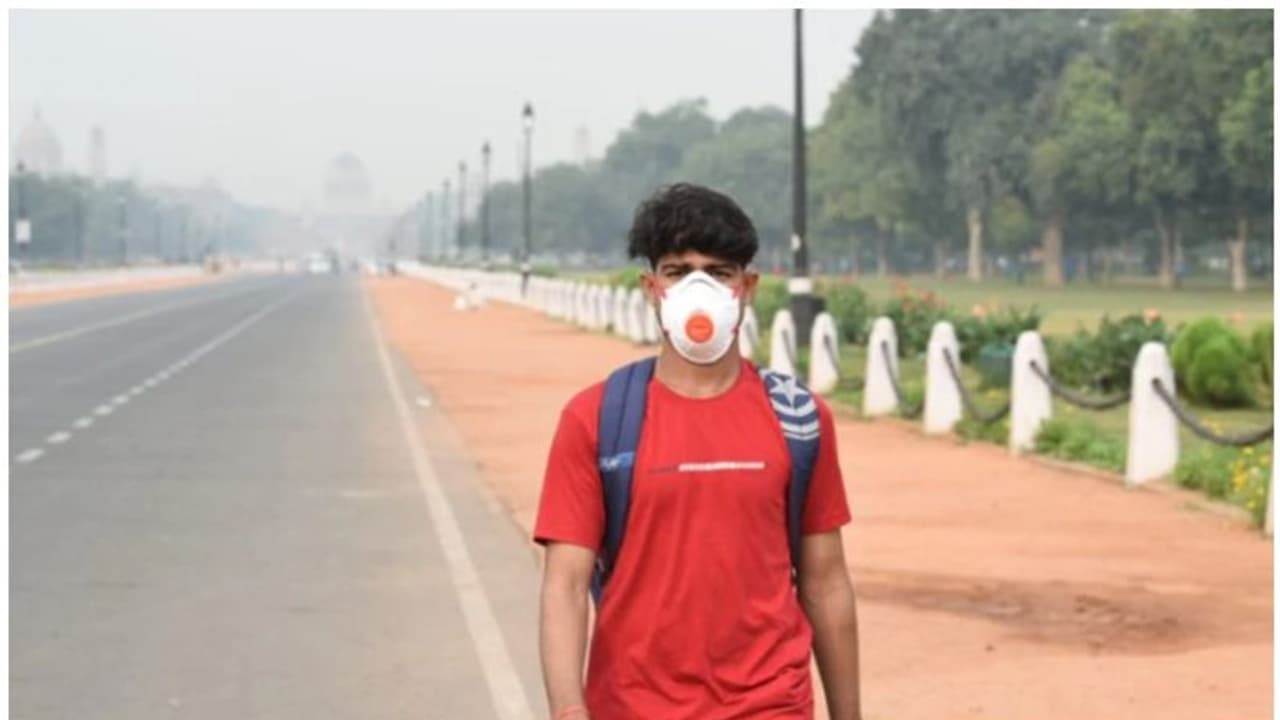 ദില്ലിക്ക് 'ശ്വാസം' വീണ്ടുകിട്ടുന്നു; വിദ്യാർത്ഥികൾ തിരികെ സ്കൂളിലേക്ക് ദില്ലിക്ക് 'ശ്വാസം' വീണ്ടുകിട്ടുന്നു; വിദ്യാർത്ഥികൾ തിരികെ സ്കൂളിലേക്ക്