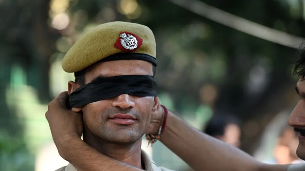 తీస్ హజారీ ఘర్షణ: ముదురుతున్న లాయర్ vs ఖాకీ వివాదం, రంగంలోకి లెఫ్టినెంట్ గవర్నర్ తీస్ హజారీ ఘర్షణ: ముదురుతున్న లాయర్ vs ఖాకీ వివాదం, రంగంలోకి లెఫ్టినెంట్ గవర్నర్