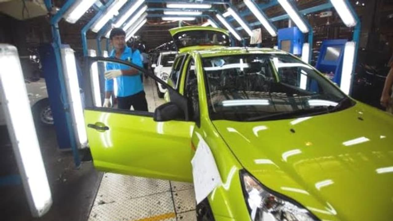 ఫెస్టివ్ స్పార్క్ మిస్సింగ్.... బీఎస్6 ఎఫెక్టేనా?! ఫెస్టివ్ స్పార్క్ మిస్సింగ్.... బీఎస్6 ఎఫెక్టేనా?!