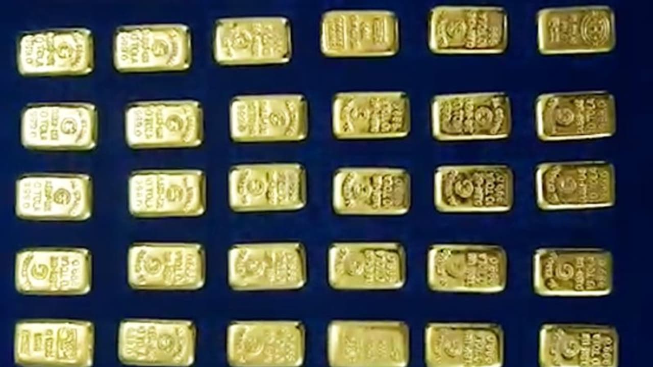 സ്വര്ണ്ണം കടത്തുന്നത് ഈ മാര്ഗങ്ങളിലൂടെ; വിവാദച്ചൂടിലും സ്വര്ണ്ണക്കടത്ത് സജീവം, കാരണം ഇതാണ് സ്വര്ണ്ണം കടത്തുന്നത് ഈ മാര്ഗങ്ങളിലൂടെ; വിവാദച്ചൂടിലും സ്വര്ണ്ണക്കടത്ത് സജീവം, കാരണം ഇതാണ്