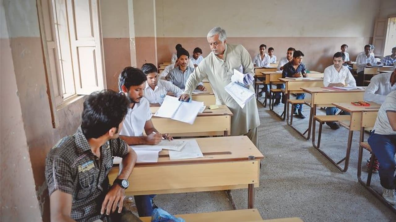 ধোপে টিকল না ফাইনাল পরীক্ষা বাতিলের আর্জি, ৩০ সেপ্টেম্বর চূড়ান্ত সময়সীমা দিল শীর্ষ আদালত ধোপে টিকল না ফাইনাল পরীক্ষা বাতিলের আর্জি, ৩০ সেপ্টেম্বর চূড়ান্ত সময়সীমা দিল শীর্ষ আদালত