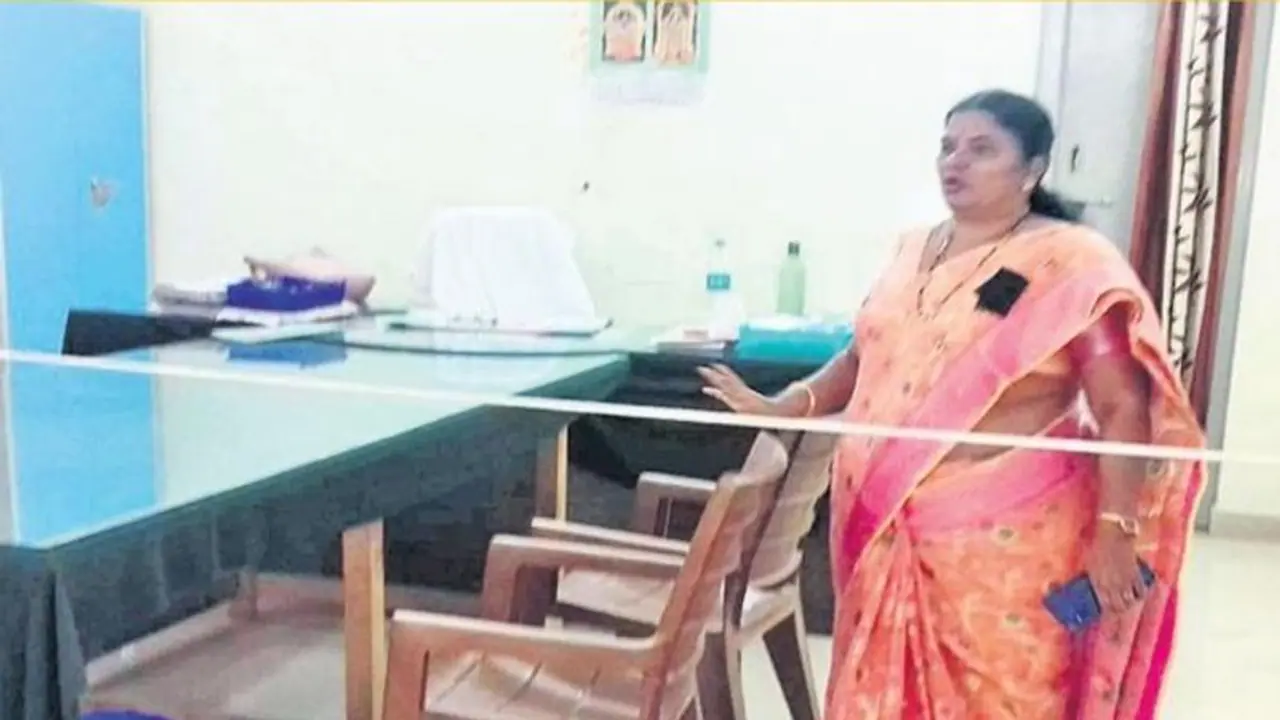 pattikonda mro: విజయారెడ్డి హత్య ఎఫెక్ట్: ఆంధ్ర ఎమ్మార్వోల ముందు జాగ్రత్త pattikonda mro: విజయారెడ్డి హత్య ఎఫెక్ట్: ఆంధ్ర ఎమ్మార్వోల ముందు జాగ్రత్త