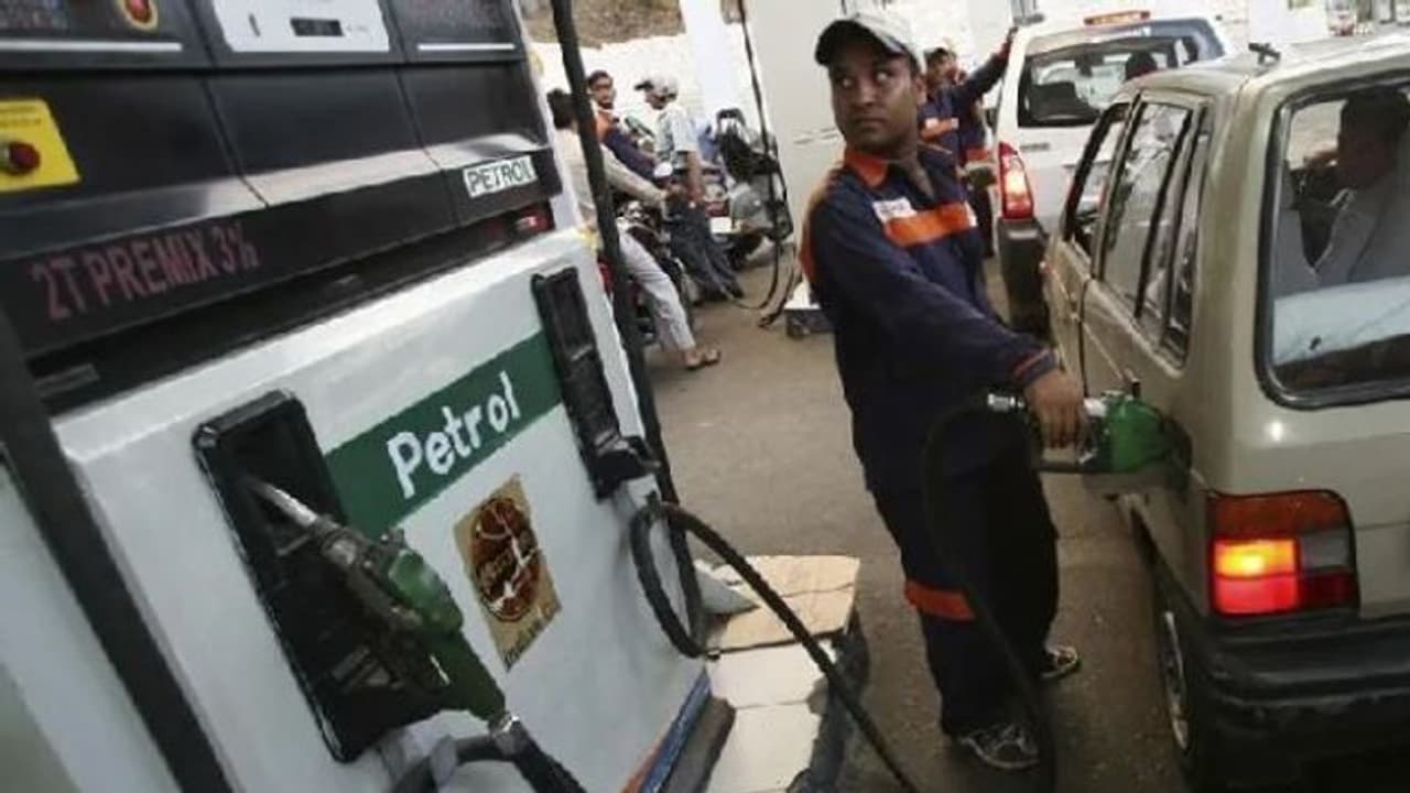 আজ কলকাতায় ডিজেলের দাম ১০০ র অনেকটাই নিচে, কী দরে বিকোচ্ছে প্রেট্রোল সারা দেশে আজ কলকাতায় ডিজেলের দাম ১০০ র অনেকটাই নিচে, কী দরে বিকোচ্ছে প্রেট্রোল সারা দেশে