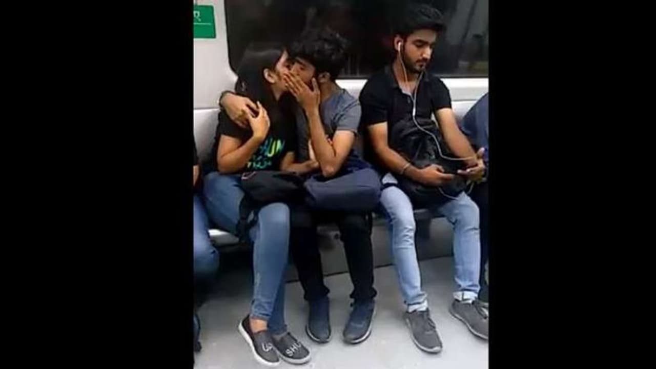 ஒடும் ரயிலில் இளம் பெண்ணை கட்டி பிடித்து லிப்லாக் செய்த வெறித்தன இளைஞர்..!! வீடியோ, சமூக வளைதளத்தில் வைரலாகி வருகிறது. ஒடும் ரயிலில் இளம் பெண்ணை கட்டி பிடித்து லிப்லாக் செய்த வெறித்தன இளைஞர்..!! வீடியோ, சமூக வளைதளத்தில் வைரலாகி வருகிறது.