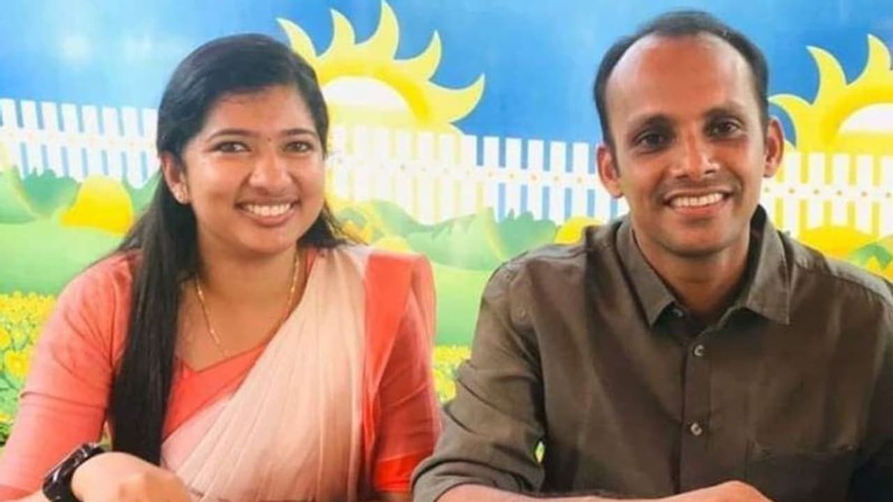 'എംഎൽഎ പയ്യന് ഡോക്ടർ പെണ്ണ്'; ഒടുവിൽ ബാച്ചിലർ ലൈഫിനോട് വിടപറയാന് എൽദോ എബ്രഹാം എംഎൽഎ 'എംഎൽഎ പയ്യന് ഡോക്ടർ പെണ്ണ്'; ഒടുവിൽ ബാച്ചിലർ ലൈഫിനോട് വിടപറയാന് എൽദോ എബ്രഹാം എംഎൽഎ