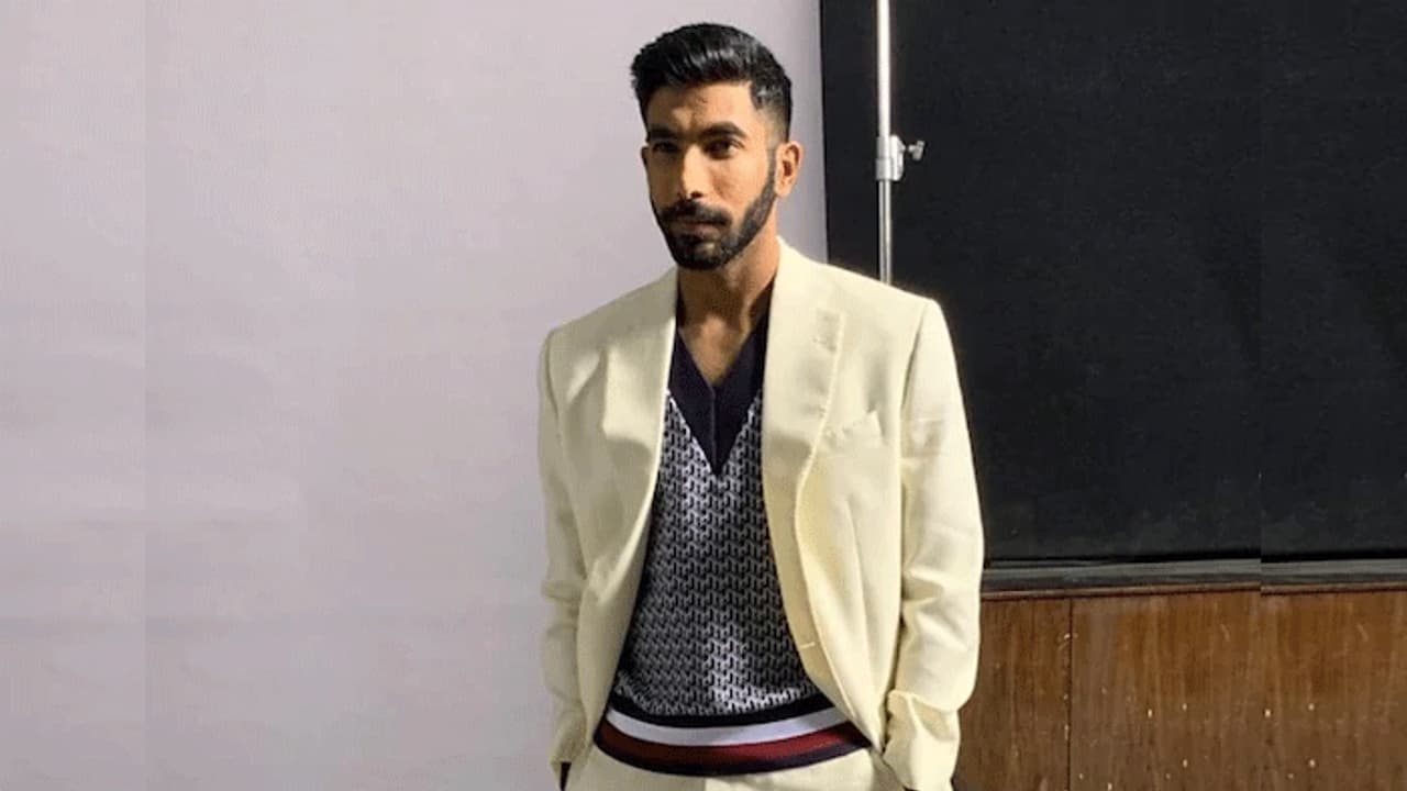 సూటూ, బూటులో అదగొడుతున్న బుమ్రా... బాలీవుడ్ హీరోలా ఉన్నావంటూ...