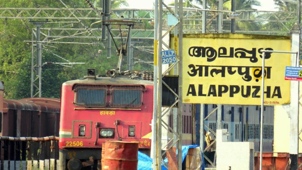 ബോഗികൾ കുറവ്, മെമു വേണ്ടെന്ന് യാത്രക്കാർ: ആലപ്പുഴ എറണാകുളം പാസഞ്ചർ തിരികെ ആവശ്യപ്പെട്ട് പ്രതിഷേധം ബോഗികൾ കുറവ്, മെമു വേണ്ടെന്ന് യാത്രക്കാർ: ആലപ്പുഴ എറണാകുളം പാസഞ്ചർ തിരികെ ആവശ്യപ്പെട്ട് പ്രതിഷേധം