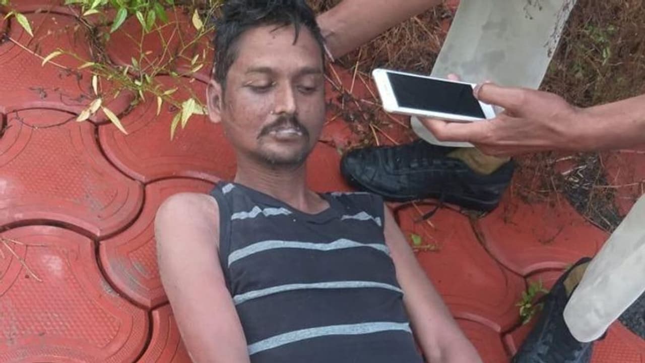 इस शख्स को पुलिस मरा समझकर हॉस्पिटल में छोड़ आई थी, तभी सोशल मीडिया पर वायरल हुआ एक फोटो इस शख्स को पुलिस मरा समझकर हॉस्पिटल में छोड़ आई थी, तभी सोशल मीडिया पर वायरल हुआ एक फोटो