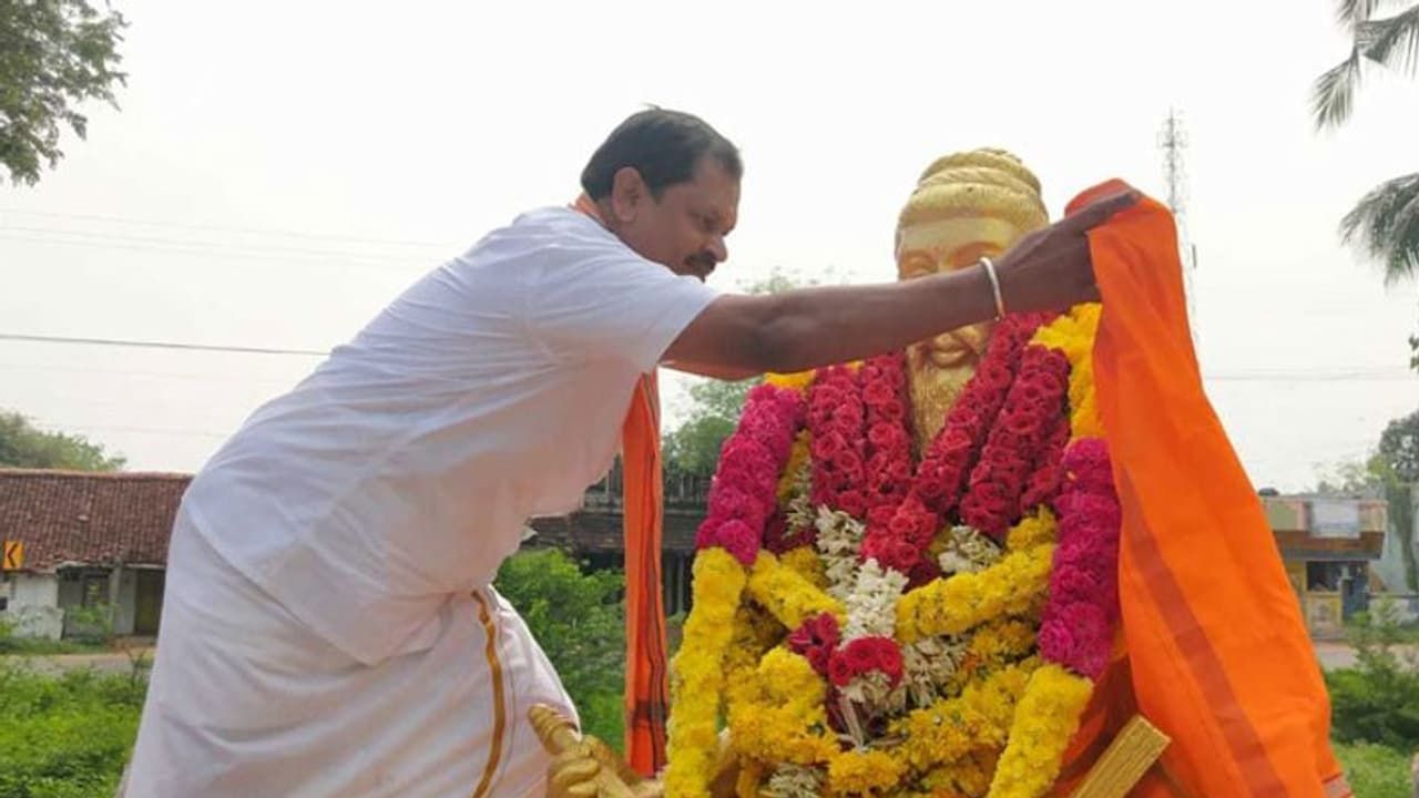 சாணி எறியப்பட்ட வள்ளுவர் சிலைக்கு காவித்துண்டு... அர்ஜுன் சம்பத்தை அலேக்கா தூக்கிய போலீஸ்..!