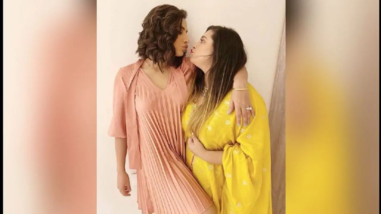 রাজকে ছেড়ে কাকে চুমু খাচ্ছেন শুভশ্রী, মুহূর্তে ভাইরাল ভিডিও