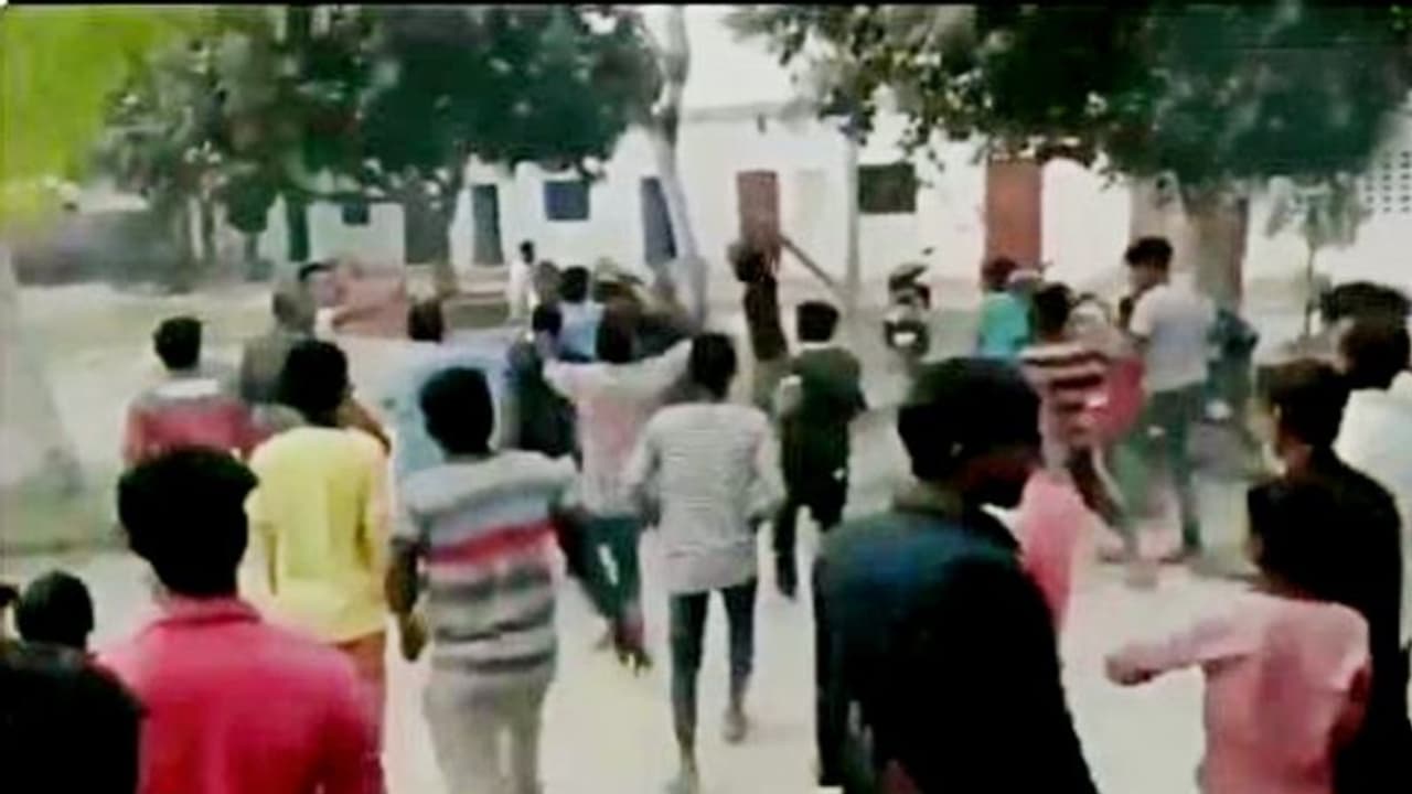 এরা নাকি ছাত্র, অশালীন আচরণে বাধা দেওয়ায় শিক্ষককেই মাটিতে ফেলে বাঁশ পেটা করা হল, দেখুন ভিডিও এরা নাকি ছাত্র, অশালীন আচরণে বাধা দেওয়ায় শিক্ষককেই মাটিতে ফেলে বাঁশ পেটা করা হল, দেখুন ভিডিও