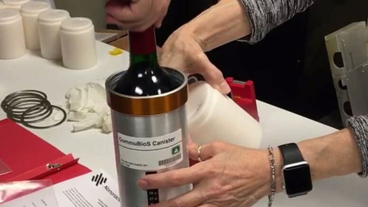 ബഹിരാകാശത്തുവെച്ച് പഴകുന്ന വീഞ്ഞ് എങ്ങനെയായിരിക്കും? അന്താരാഷ്ട്ര ബഹിരാകാശനിലയത്തിലേക്ക് ഒരു ഡസന് വൈന്കുപ്പികള്? ബഹിരാകാശത്തുവെച്ച് പഴകുന്ന വീഞ്ഞ് എങ്ങനെയായിരിക്കും? അന്താരാഷ്ട്ര ബഹിരാകാശനിലയത്തിലേക്ക് ഒരു ഡസന് വൈന്കുപ്പികള്?