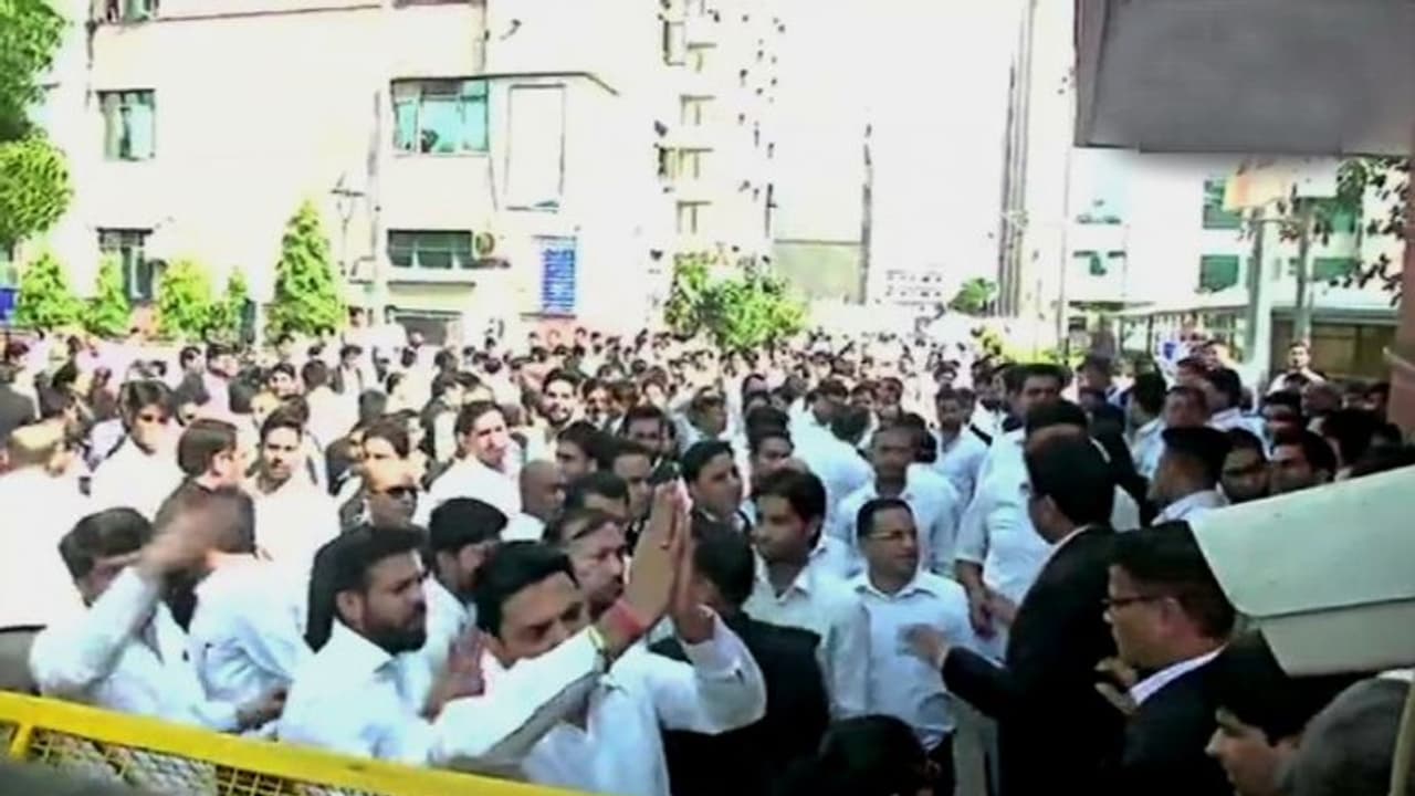আদালতের ছাদে উঠে আত্মহত্যার হুমকি, দিল্লিতে অব্যাহত পুলিশ বনাম আইনজীবী, নাকাল সাধারণ মানুষ