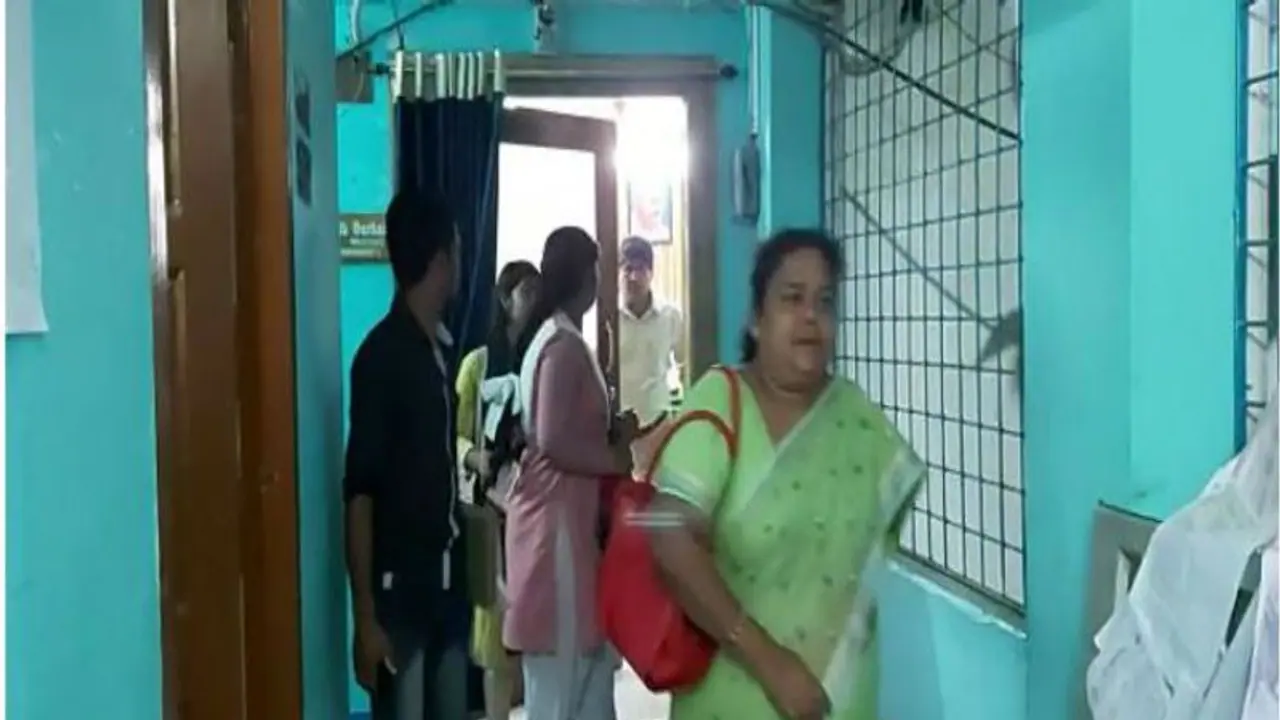 পাত্র ৫৪ বছরের তৃণমূল নেতা, প্রতিবাদে বাড়ি ছাড়ল ১৫ বছরের নাবালিকা