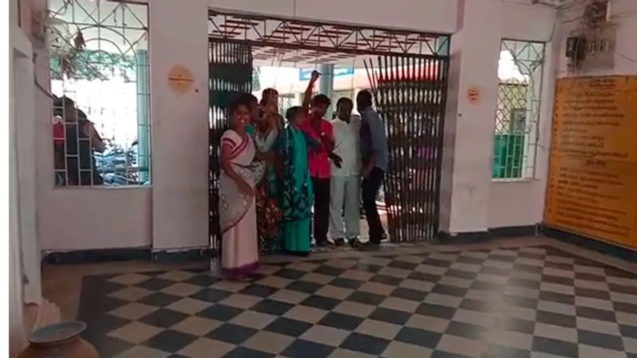 చిత్తూరు జిల్లాలో కలకలం...ఎమ్మార్వో ఆఫీస్లోనే ఐదుగురు రైతుల ఆత్మహత్యాయత్నం చిత్తూరు జిల్లాలో కలకలం...ఎమ్మార్వో ఆఫీస్లోనే ఐదుగురు రైతుల ఆత్మహత్యాయత్నం