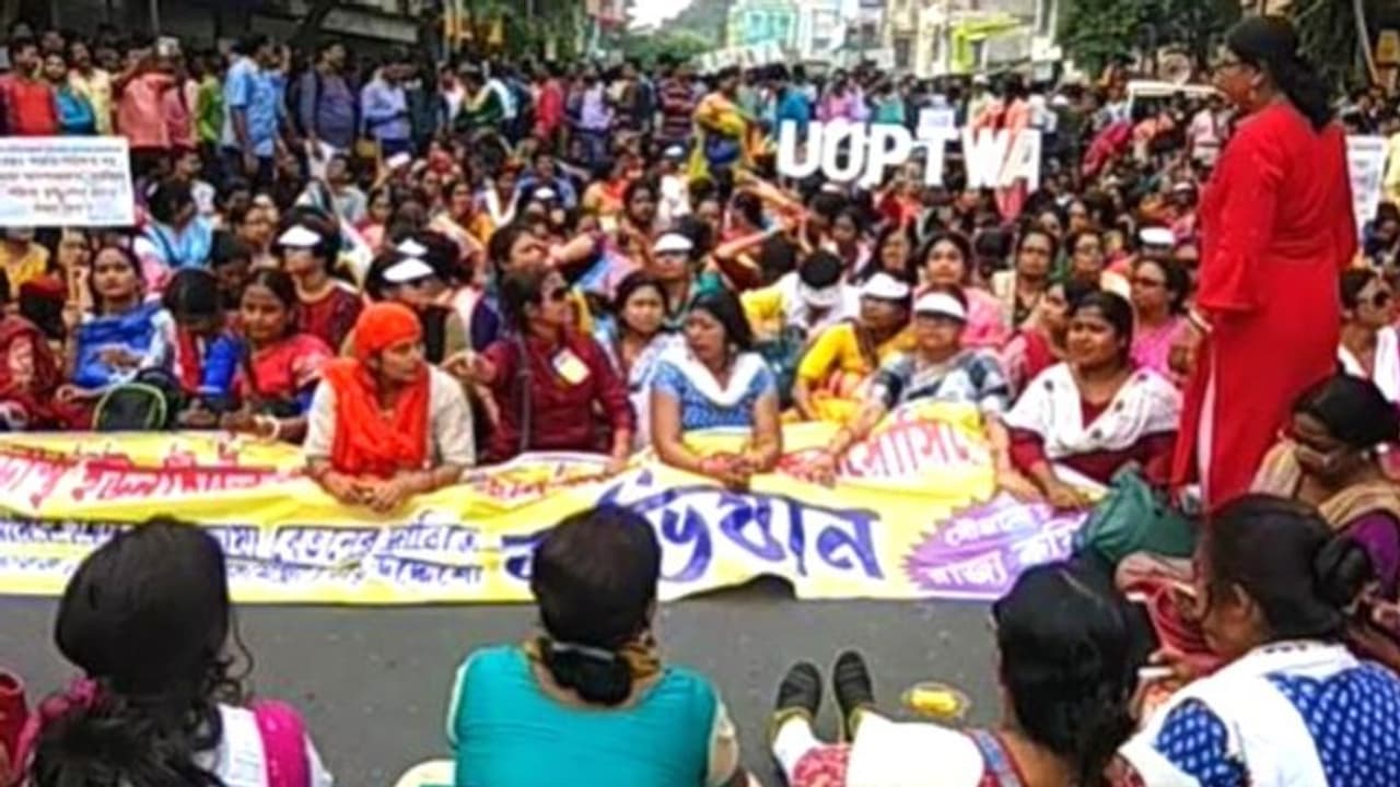 বেতন কাঠামোয় বৈষম্যের অভিযোগ, বাঘাযতীনে পথে বসল প্রাথিমক শিক্ষকরা বেতন কাঠামোয় বৈষম্যের অভিযোগ, বাঘাযতীনে পথে বসল প্রাথিমক শিক্ষকরা