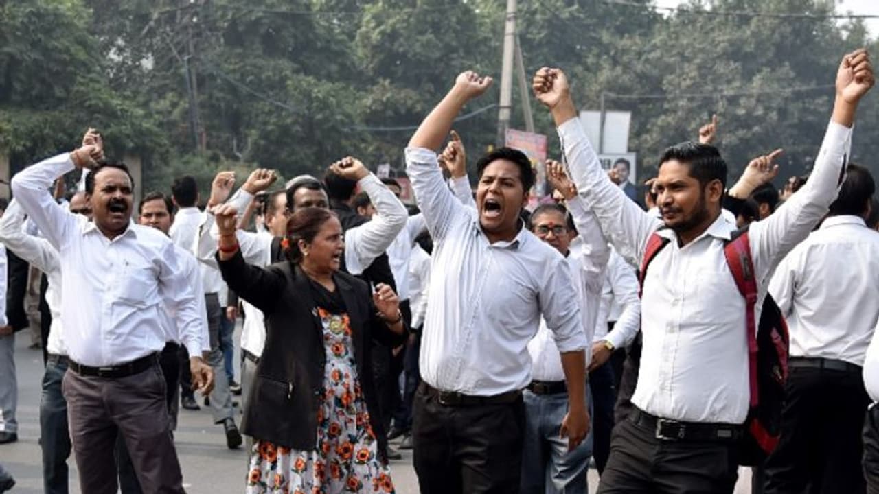 ನವದೆಹಲಿ: 4 ನೇ ದಿನಕ್ಕೆ ಕಾಲಿಟ್ಟ ವಕೀಲರ ಮುಷ್ಕರ ನವದೆಹಲಿ: 4 ನೇ ದಿನಕ್ಕೆ ಕಾಲಿಟ್ಟ ವಕೀಲರ ಮುಷ್ಕರ