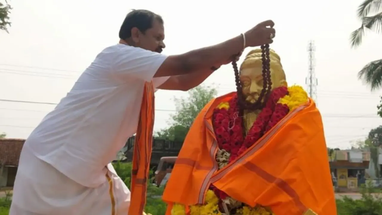 തിരുവള്ളുവര് പ്രതിമയില് കാവിയും രുദ്രാക്ഷവും: ഹിന്ദു മക്കള് കക്ഷി നേതാവ് അറസ്റ്റില് തിരുവള്ളുവര് പ്രതിമയില് കാവിയും രുദ്രാക്ഷവും: ഹിന്ദു മക്കള് കക്ഷി നേതാവ് അറസ്റ്റില്