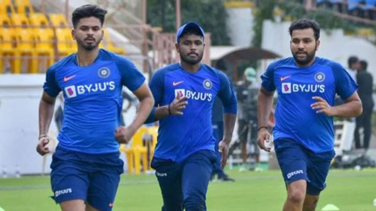 രാജ്കോട്ടില് ഇന്ത്യ പരിശീലനം നടത്തി; എന്നാല് പുറത്തുവരുന്ന വാര്ത്തകള് ശുഭകരമല്ല രാജ്കോട്ടില് ഇന്ത്യ പരിശീലനം നടത്തി; എന്നാല് പുറത്തുവരുന്ന വാര്ത്തകള് ശുഭകരമല്ല