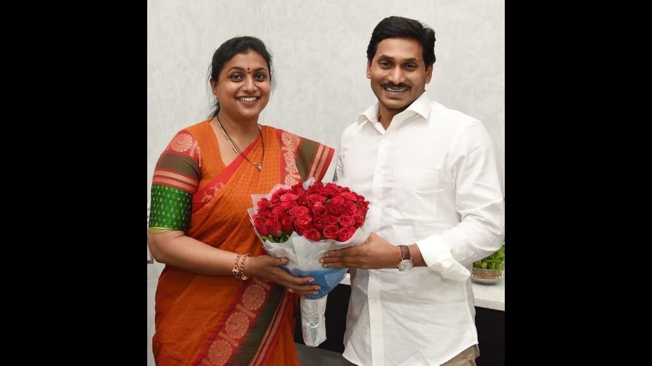 జగన్ కు హెడ్ వెయిట్, ఎవరి మాట వినరు: వారిపై ఎమ్మెల్యే రోజా ఫైర్