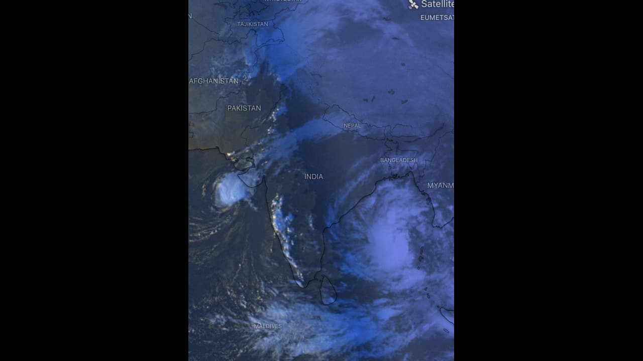 புல்புல் புயலால் தமிழகத்துக்கு பாதிப்பா..?? காற்று பயங்கர வேகத்தில் வீசும் என்று எச்சரிக்கப்பட்டுள்ளது..!! புல்புல் புயலால் தமிழகத்துக்கு பாதிப்பா..?? காற்று பயங்கர வேகத்தில் வீசும் என்று எச்சரிக்கப்பட்டுள்ளது..!!