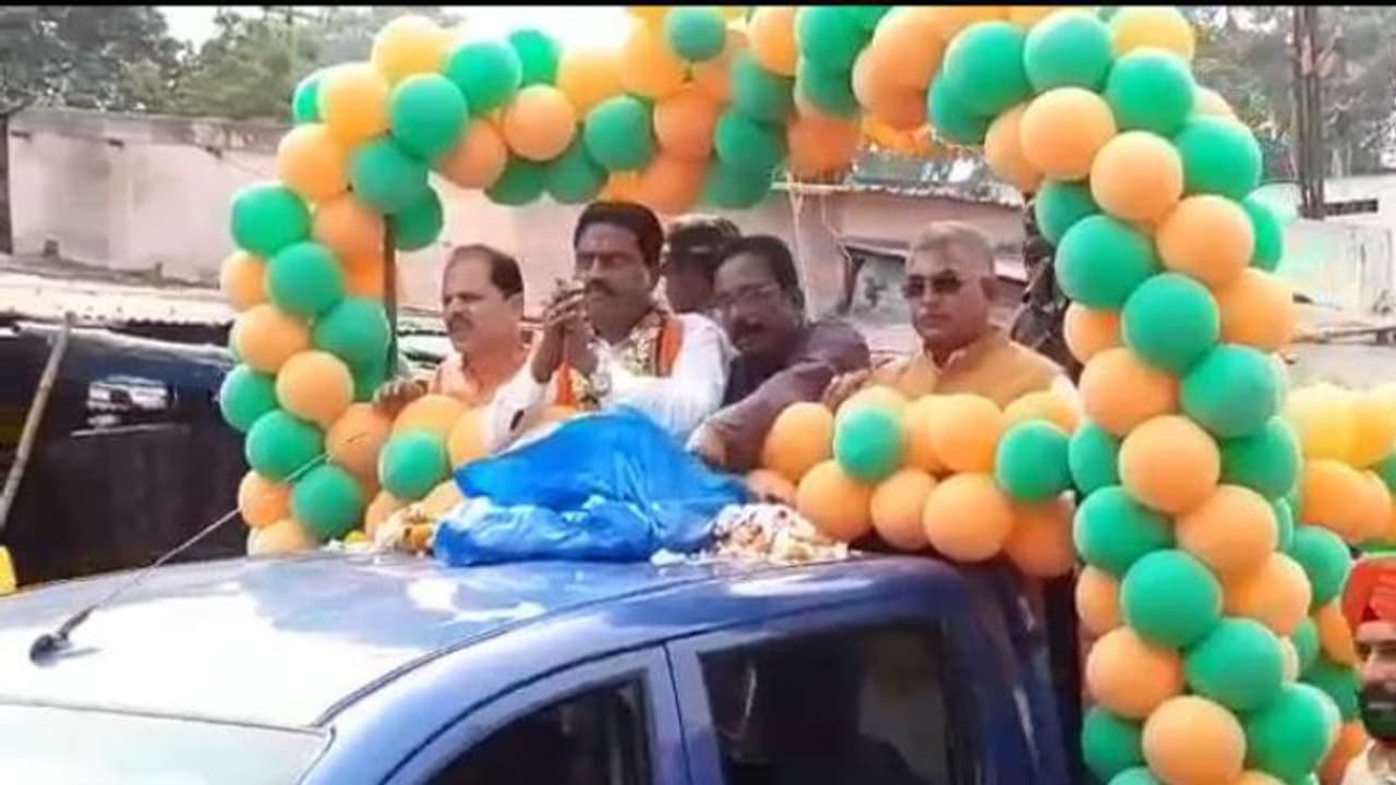 খড়্গপুরে জোড়া প্রার্থী বিজেপি র, তৃণমূলের ছক রুখতে পাল্টা কৌশল দিলীপের খড়্গপুরে জোড়া প্রার্থী বিজেপি র, তৃণমূলের ছক রুখতে পাল্টা কৌশল দিলীপের