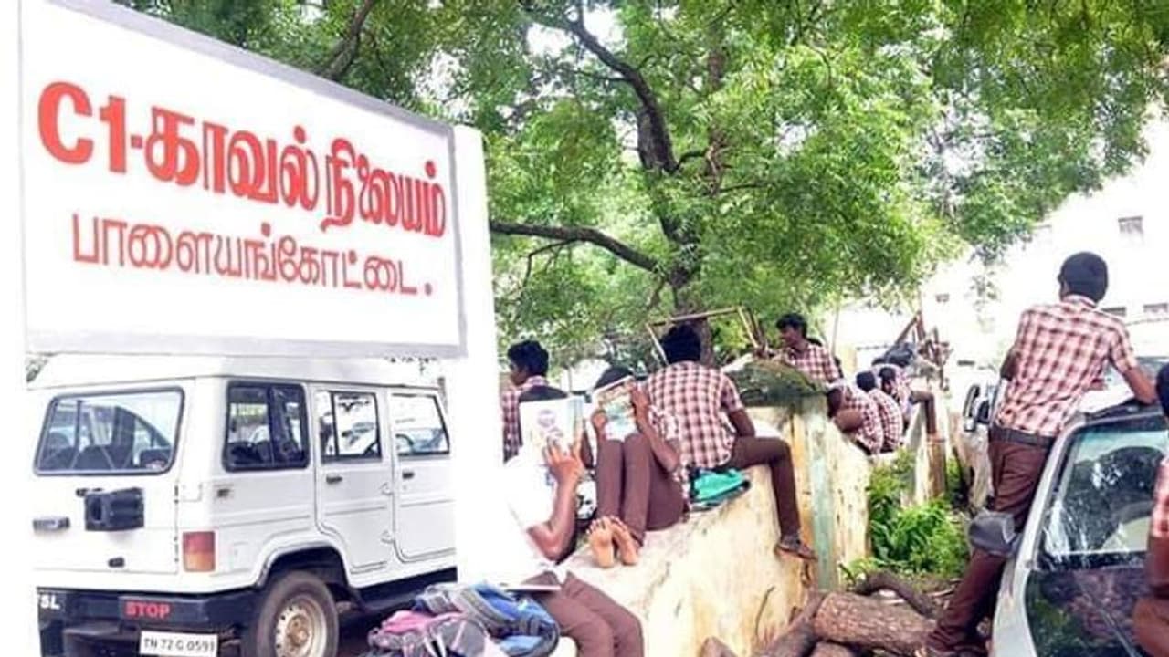 1330 திருக்குறளையும் எழுதிவிட்டு வீட்டுக்கு கிளம்பு..! பள்ளி மாணவர்களுக்கு வித்தியாசமான தண்டனை..! 1330 திருக்குறளையும் எழுதிவிட்டு வீட்டுக்கு கிளம்பு..! பள்ளி மாணவர்களுக்கு வித்தியாசமான தண்டனை..!