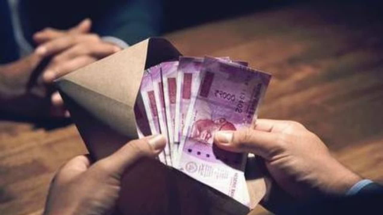 പൊലീസുദ്യോഗസ്ഥൻ അനധികൃതമായി പണം പിരിക്കുന്നതായി പരാതി പൊലീസുദ്യോഗസ്ഥൻ അനധികൃതമായി പണം പിരിക്കുന്നതായി പരാതി