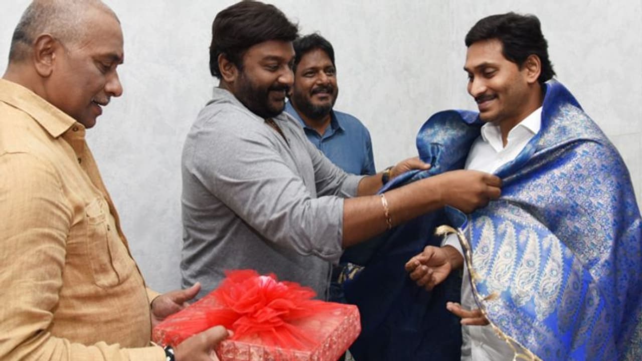 సీఎం జగన్ ని సన్మానించిన డైరెక్టర్ వివి వినాయక్!