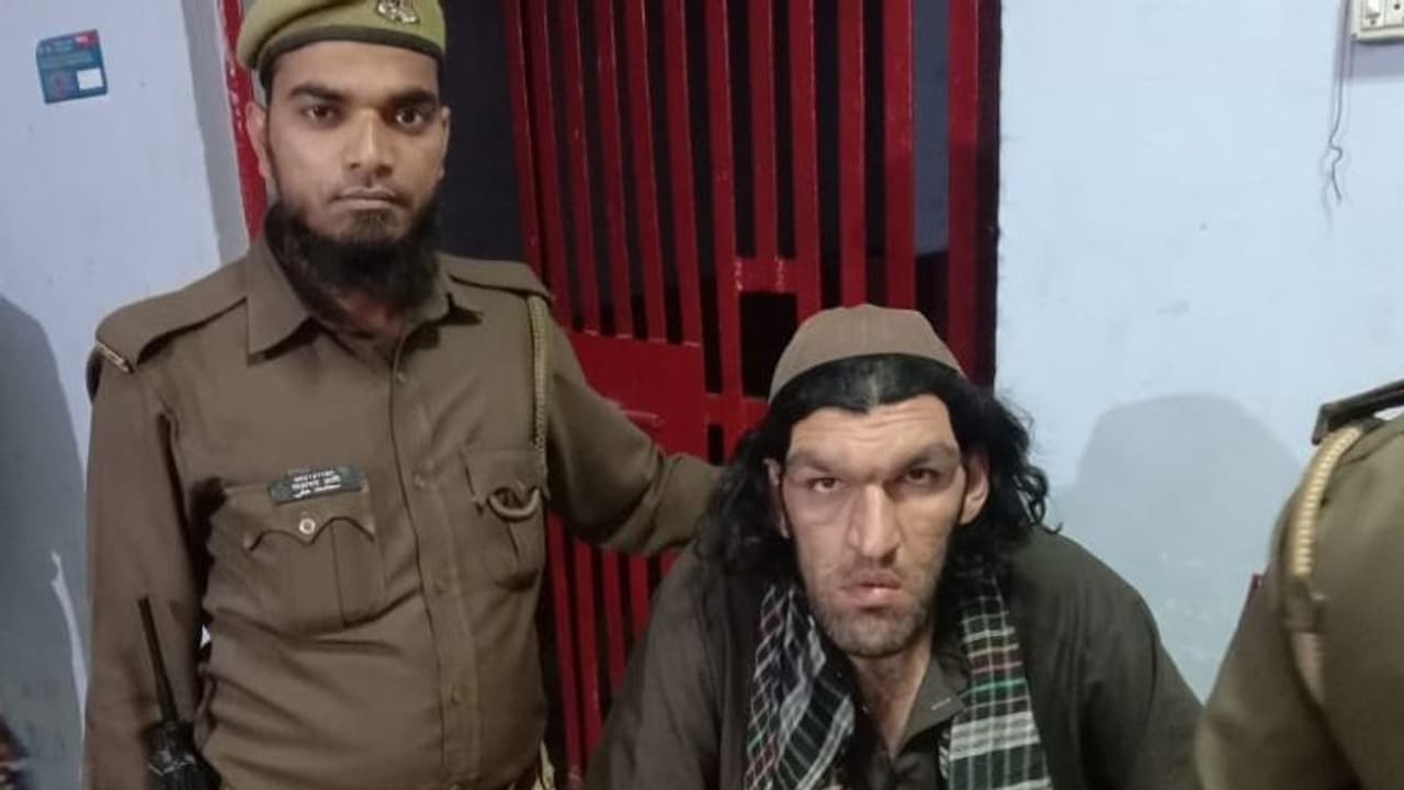 ಆಫ್ಘಾನ್ ಅಭಿಮಾನಿಗೆ ಲಕ್ನೋದಲ್ಲಿ ಸಿಗಲಿಲ್ಲ ರೂಂ; ನೆರವಿಗೆ ಧಾವಿಸಿದ ಪೊಲೀಸ್! ಆಫ್ಘಾನ್ ಅಭಿಮಾನಿಗೆ ಲಕ್ನೋದಲ್ಲಿ ಸಿಗಲಿಲ್ಲ ರೂಂ; ನೆರವಿಗೆ ಧಾವಿಸಿದ ಪೊಲೀಸ್!