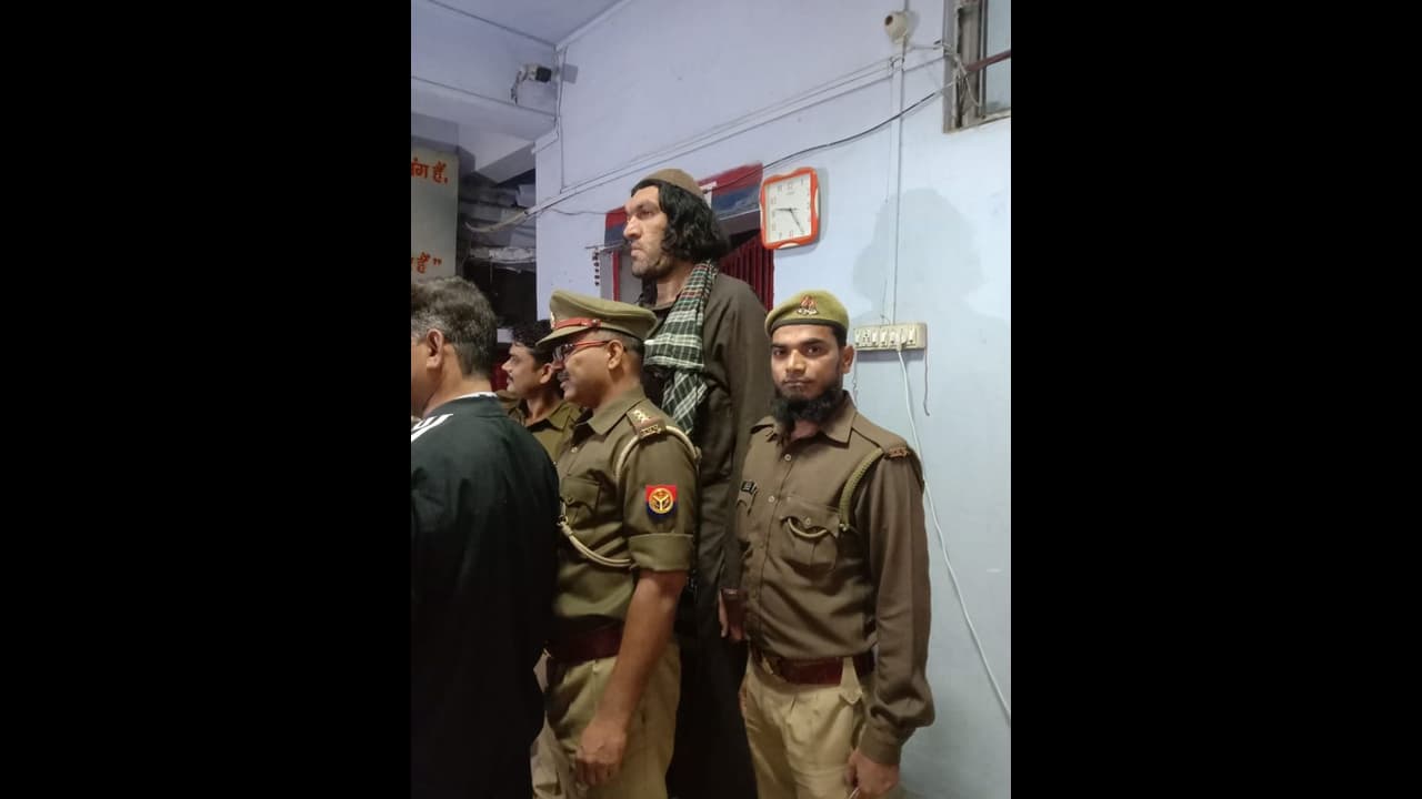 8 అడుగుల అందగాడు.. పాపం గది కూడా దొరకడం లేదు.. 8 అడుగుల అందగాడు.. పాపం గది కూడా దొరకడం లేదు..