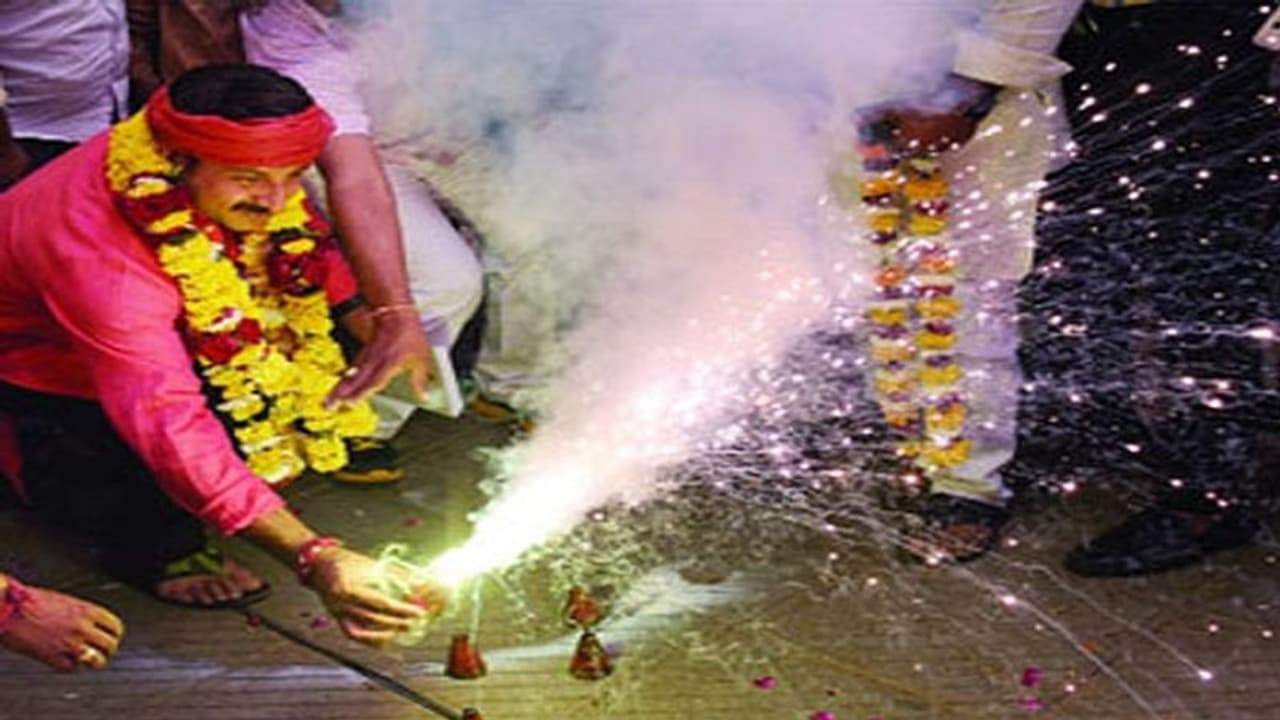 प्रदूषण के बावजूद मनोज तिवारी ने जलाए पटाखे, क्या है इस दावे का सच ? प्रदूषण के बावजूद मनोज तिवारी ने जलाए पटाखे, क्या है इस दावे का सच ?