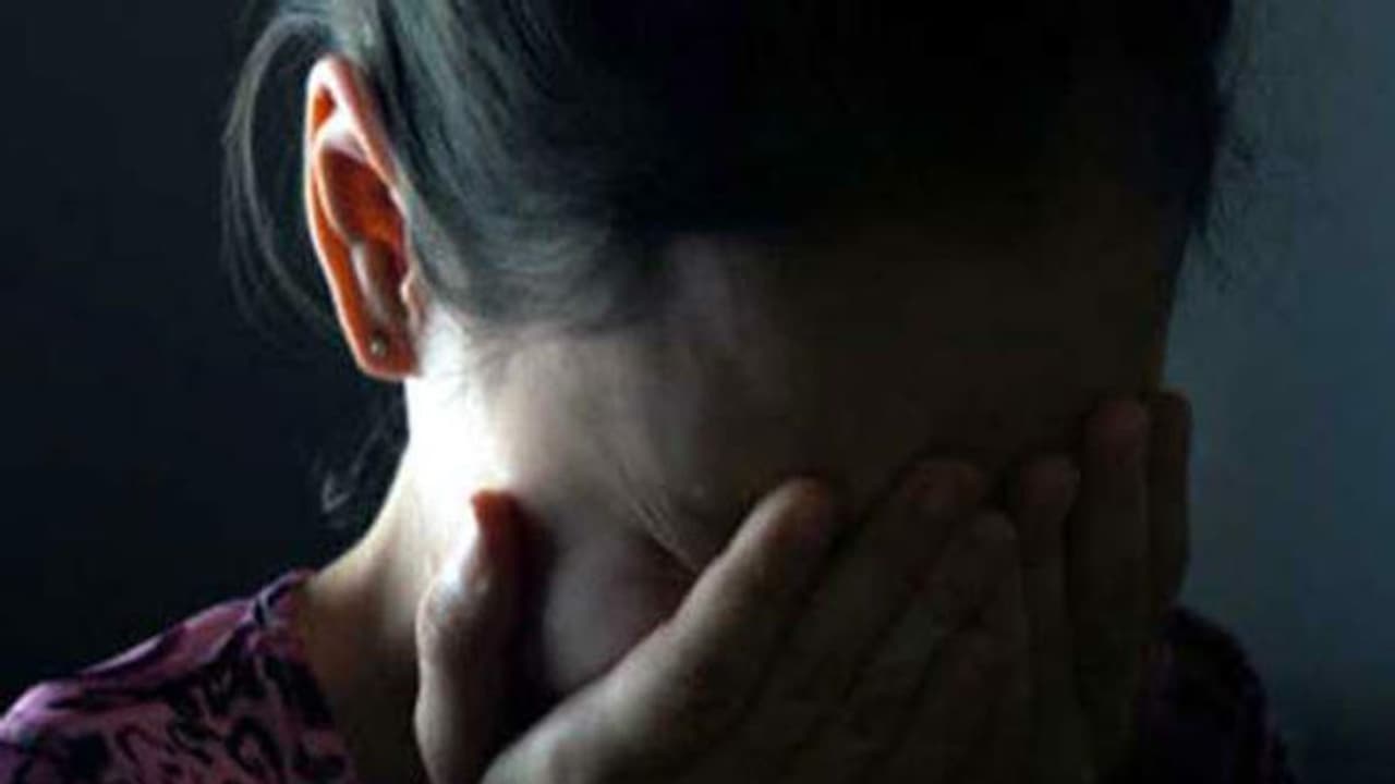 ಯುವತಿಯ ನಗ್ನಗೊಳಿಸಿ ಚಿನ್ನದ ಸರ ದೋಚಿದರು! ಯುವತಿಯ ನಗ್ನಗೊಳಿಸಿ ಚಿನ್ನದ ಸರ ದೋಚಿದರು!