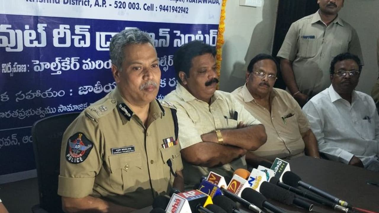 విజయవాడలో అవుట్ రీచ్ డ్రాప్ ఇన్ సెంటర్... ప్రారంభించిన సిపి తిరుమలరావు విజయవాడలో అవుట్ రీచ్ డ్రాప్ ఇన్ సెంటర్... ప్రారంభించిన సిపి తిరుమలరావు