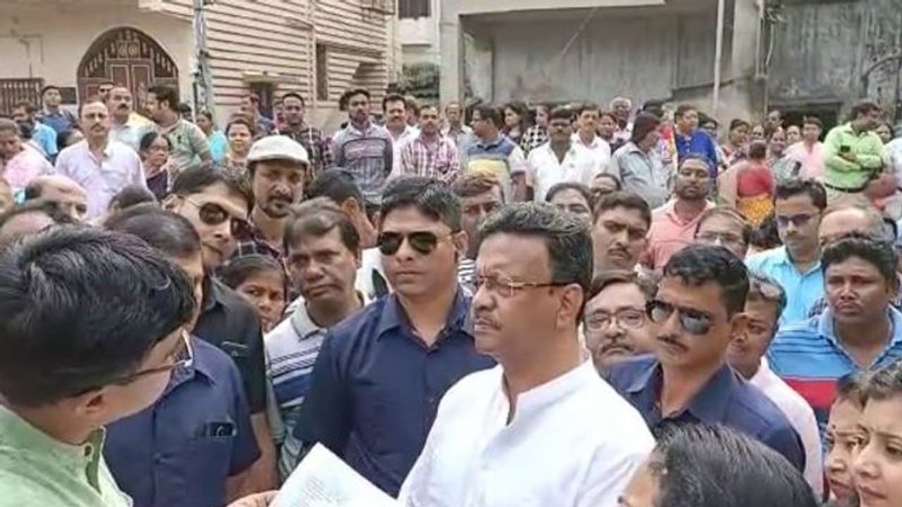 ফিরহাদের নথিতে পুকুর,আইনি জটিলতায় ডেঙ্গুর আস্তানা ১৩১ নম্বর ওয়ার্ড ফিরহাদের নথিতে পুকুর,আইনি জটিলতায় ডেঙ্গুর আস্তানা ১৩১ নম্বর ওয়ার্ড