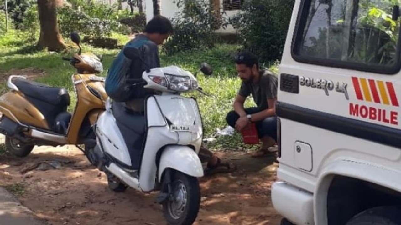 ഹെല്മറ്റില്ല ലൈസന്സും; വയനാട്ടില് വണ്ടിയോടിച്ച് കുടുങ്ങിയത് വിദേശികളും! ഹെല്മറ്റില്ല ലൈസന്സും; വയനാട്ടില് വണ്ടിയോടിച്ച് കുടുങ്ങിയത് വിദേശികളും!
