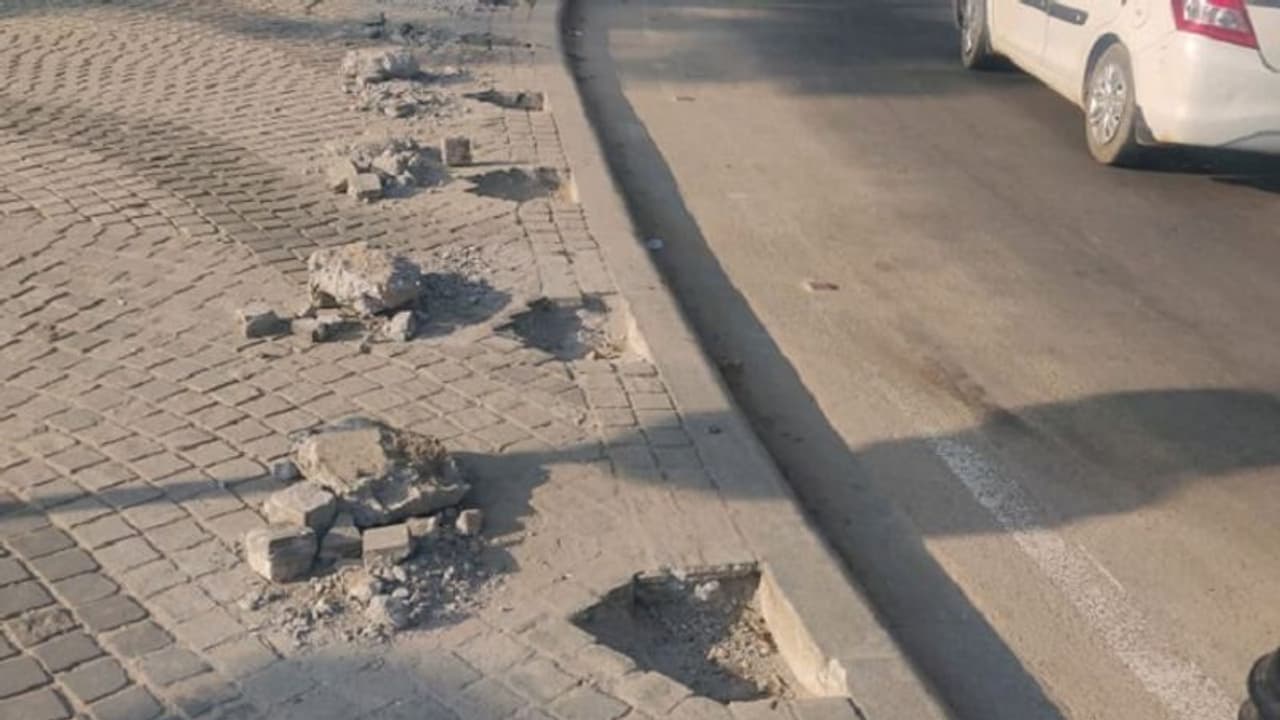 ಬೆಂಗಳೂರು: ರಸ್ತೆ ಬದಿಯ ಬಿಗಿಕಂಬಗಳನ್ನೇ ಕದ್ದೊಯ್ದರು..! ಬೆಂಗಳೂರು: ರಸ್ತೆ ಬದಿಯ ಬಿಗಿಕಂಬಗಳನ್ನೇ ಕದ್ದೊಯ್ದರು..!