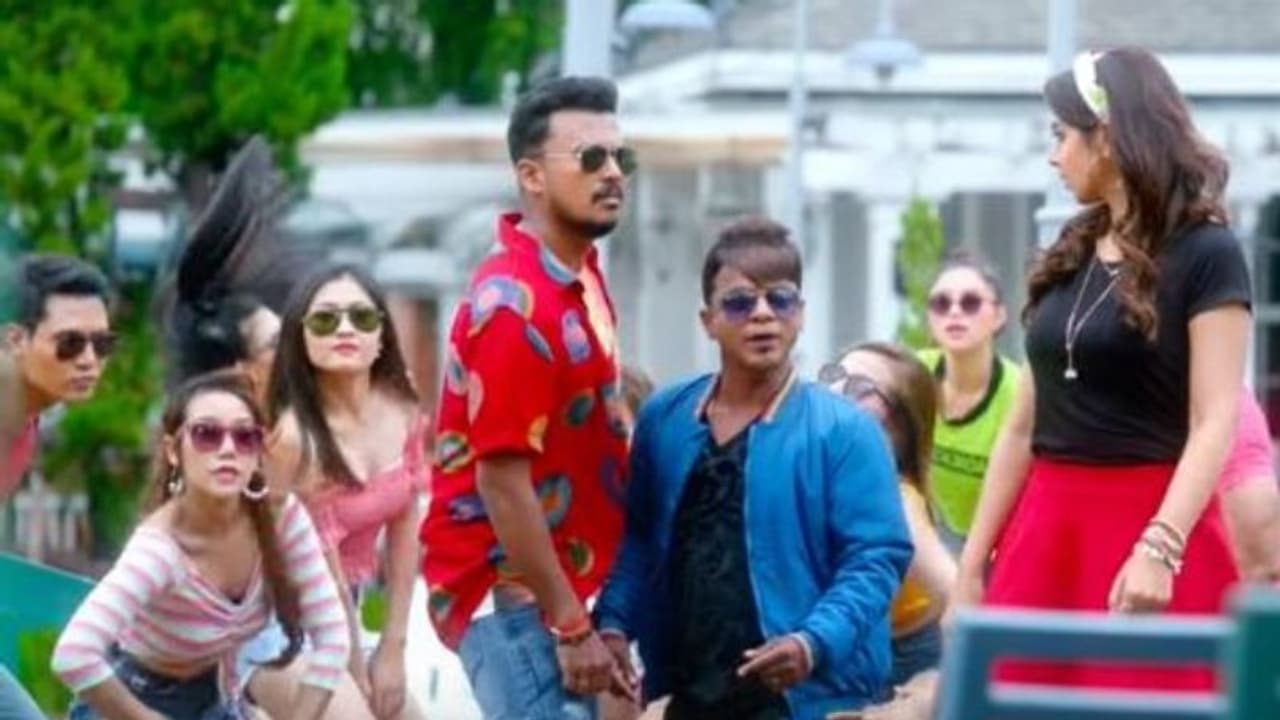 തകർപ്പൻ റീമിക്സുമായി ധമാക്ക ടീം; ഗാനം വൈറൽ തകർപ്പൻ റീമിക്സുമായി ധമാക്ക ടീം; ഗാനം വൈറൽ