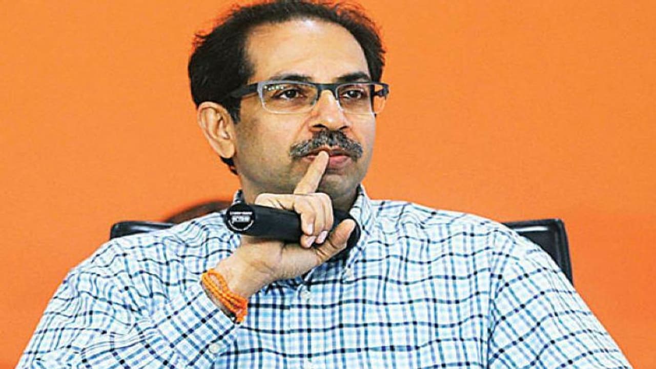 शिवसेना को सता रहा इस बात का डर, अपने विधायकों को होटल में कर सकती है शिफ्ट शिवसेना को सता रहा इस बात का डर, अपने विधायकों को होटल में कर सकती है शिफ्ट