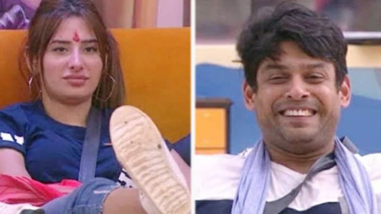 टीवी की नागिन ने सिद्धार्थ को दिखाया जूता, भड़के यूजर्स बोले ये अपना असली चेहरा दिखा रही है टीवी की नागिन ने सिद्धार्थ को दिखाया जूता, भड़के यूजर्स बोले ये अपना असली चेहरा दिखा रही है