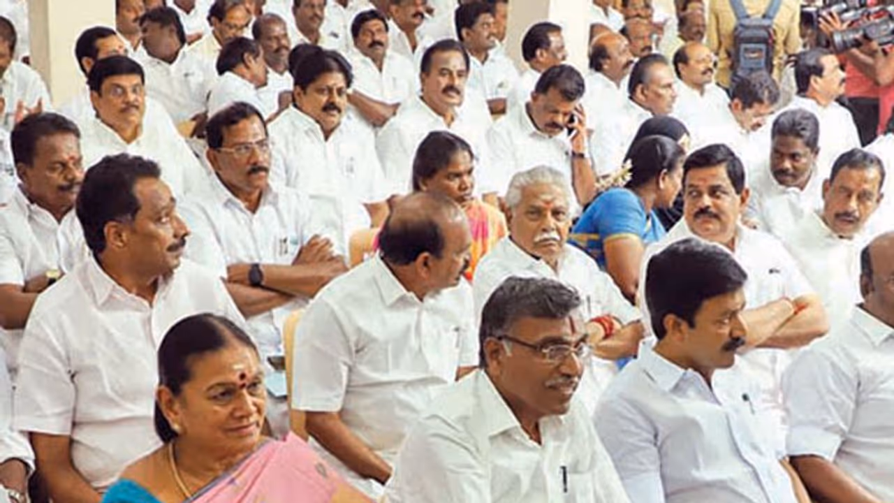 அதிமுக செயற்குழு கூட்டத்தில் முதன் முறையாக செல்போனுக்கு தடை... முக்கிய முடிவு எடுப்பதால் அதிரடி..! அதிமுக செயற்குழு கூட்டத்தில் முதன் முறையாக செல்போனுக்கு தடை... முக்கிய முடிவு எடுப்பதால் அதிரடி..!