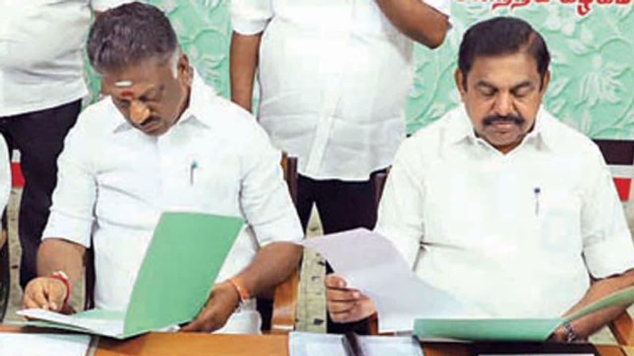 சட்டப்பேரவை கூடும் நிலையில் மேலும் ஒரு அதிமுக எம்எல்ஏவுக்கு கொரோனா பாதிப்பு.. அலறும் ஓபிஎஸ், இபிஎஸ்..! சட்டப்பேரவை கூடும் நிலையில் மேலும் ஒரு அதிமுக எம்எல்ஏவுக்கு கொரோனா பாதிப்பு.. அலறும் ஓபிஎஸ், இபிஎஸ்..!