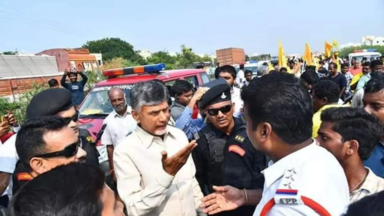 రిలయన్స్ ను వెళ్లగొట్టారు, అమరావతిని చంపేశారు: జగన్ పై బాబు ఫైర్